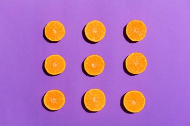 RIPE mandalina renk arka plan üzerinde kesmek.