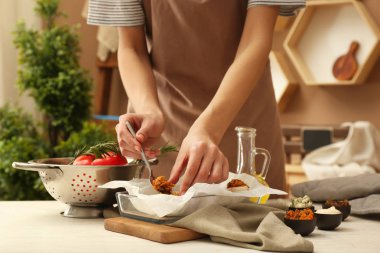 Lezzetli yemek kadın mutfakta mantar dolması