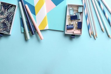 Renk arka plan üzerinde şık ileti örneği