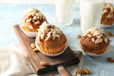 Renk tablosu üzerinde lezzetli bademli kek