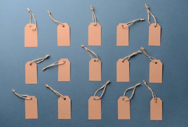 Gri arka plan üzerinde boş Etiketler