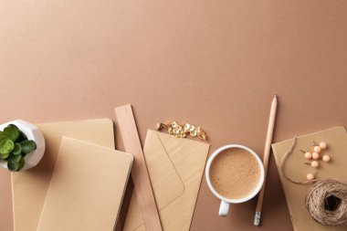 Kahve renkli arka plan üzerinde ile şık ileti örneği