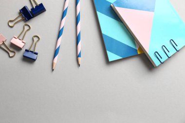 Gri arka plan üzerinde şık ileti örneği