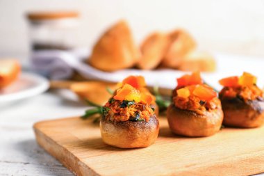 Ahşap masa, closeup üzerinde lezzetli mantar dolması