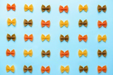 Pişmemiş farfalle makarna renk arka plan üzerinde