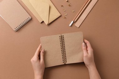 Renk arka plan üzerinde ileti örneği ile eller