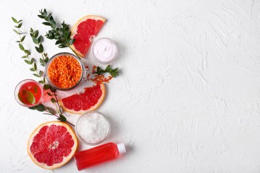 Beyaz arka plan üzerinde doğal kozmetik için malzemeler