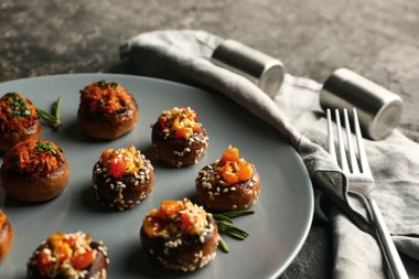 Tablo, closeup lezzetli mantar dolması ile plaka