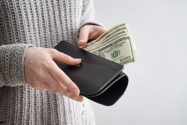 クローズ アップのお金で財布を保持している女性 — ストック写真