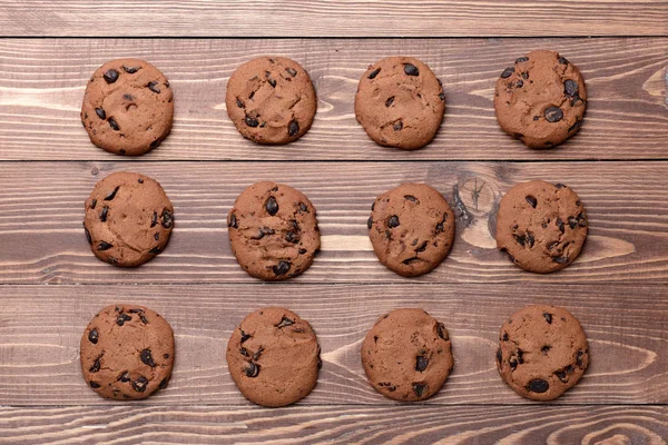 Muchas galletas sabrosas sobre fondo de madera — Foto de Stock