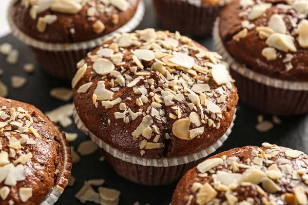 Muffin di mandorle saporiti su piatto di ardesia, primo piano — Foto Stock