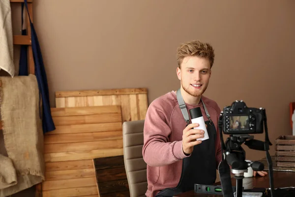 Jonge mannelijke blogger opnemen van video in werkplaats — Stockfoto