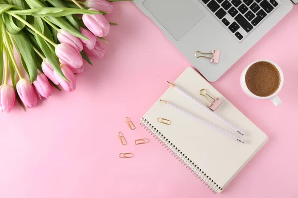 Stijlvolle briefpapier met laptop, kopje koffie en tulpen op kleur achtergrond — Stockfoto