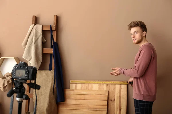 Молодий чоловічий блогер записує відео в майстерні — стокове фото