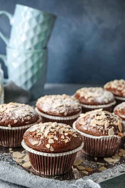 Dienblad met lekkere amandel muffins op tafel — Stockfoto