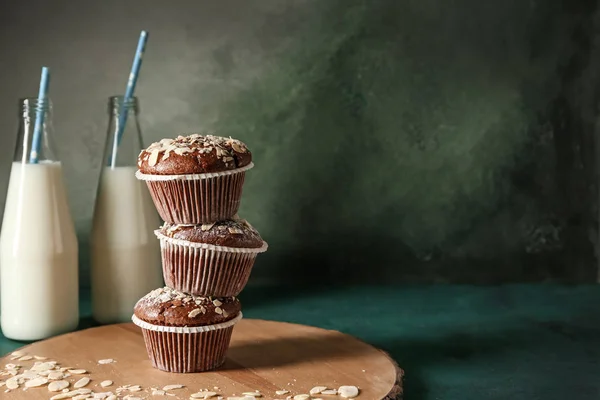 Deska s chutné mandlové muffiny a mléka v tabulce barev — Stock fotografie