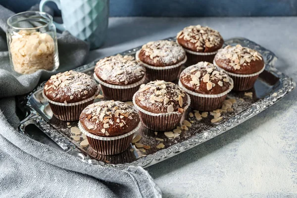 Vassoio con gustosi muffin di mandorle sul tavolo — Foto Stock