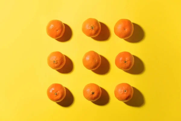 Sabrosas mandarinas sobre fondo de color — Foto de Stock