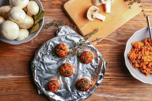 Plate with tasty stuffed mushrooms on wooden table — Stock Photo, Image