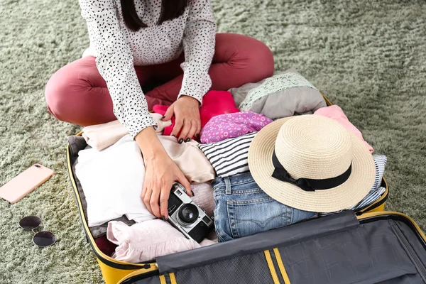 Jovem mulher fazendo malas em casa. Conceito de viagem — Fotografia de Stock