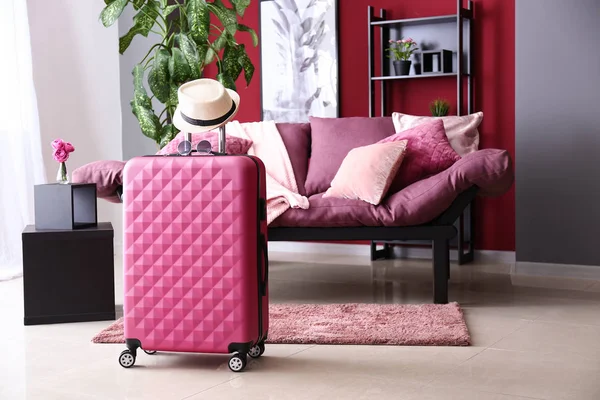 Spakowana walizka w pokoju. Koncepcja podróży — Zdjęcie stockowe