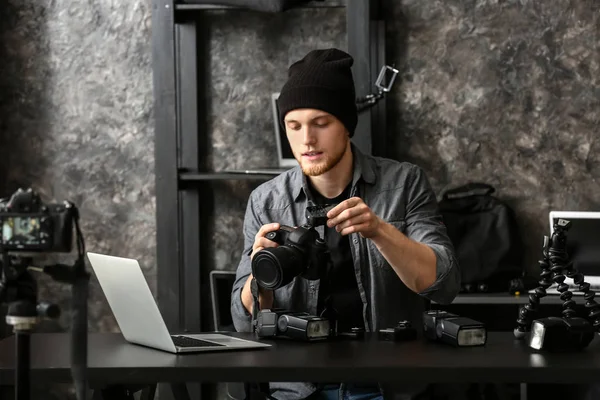 Jonge mannelijke blogger opname video thuis — Stockfoto