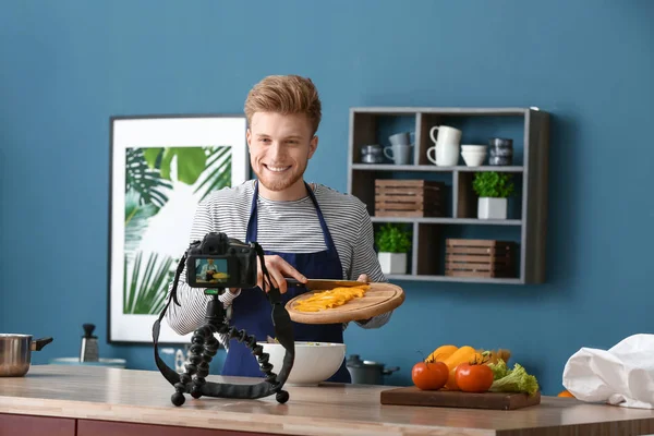 Genç erkek gıda blogger kayıt video içinde mutfak — Stok fotoğraf