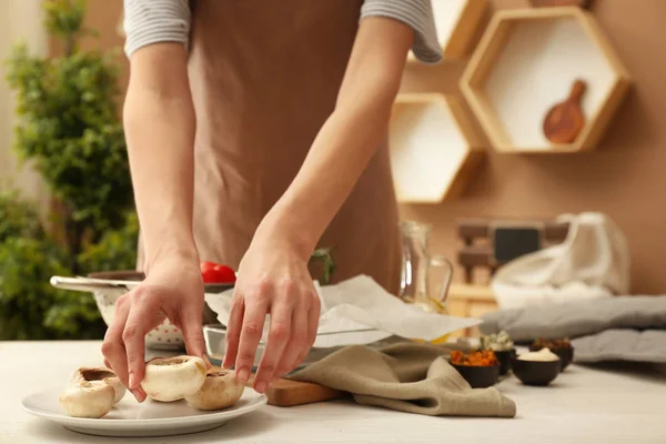 Mujer cocinando sabrosas setas rellenas en la cocina — Foto de Stock