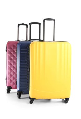 Beyaz arkaplanda paketlenmiş valizler