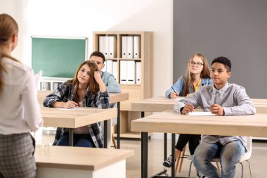 Okul geçen Öğrenciler sınıfta test