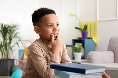 Konuşma terapisti ofisinde küçük çocuk