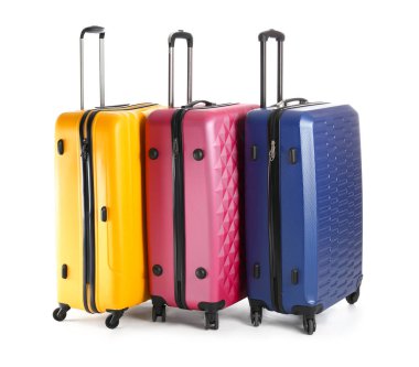 Beyaz arkaplanda paketlenmiş valizler