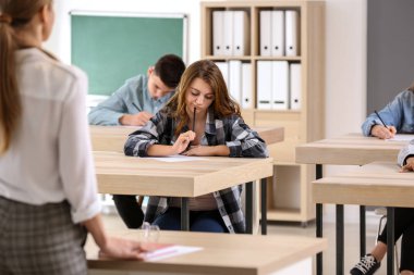 Okul geçen Öğrenciler sınıfta test