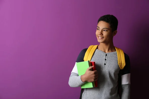 Afrikanisch-amerikanischer Schuljunge auf farbigem Hintergrund — Stockfoto