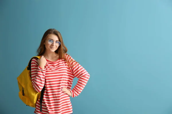 Schattig schoolmeisje op kleur achtergrond — Stockfoto