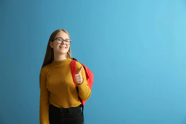 Linda colegiala en el fondo de color — Foto de Stock