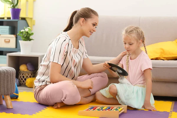 Menina no consultório de fonoaudiologia — Fotografia de Stock