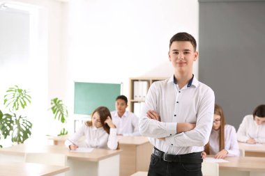 Çocuk sınıfta okul testi geçtikten sonra