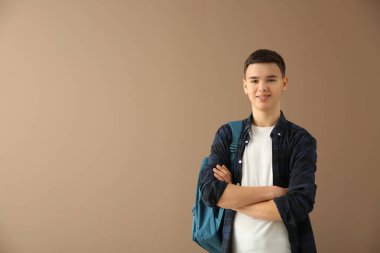 Renk arka plan üzerinde sevimli okul çocuğu