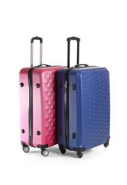 Beyaz arkaplanda paketlenmiş valizler