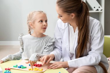 Konuşma terapisti ile küçük kız ofiste harflerin kelime beste