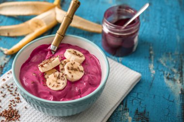 Lezzetli acai smoothie tablo ile kase