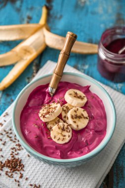 Lezzetli acai smoothie tablo ile kase