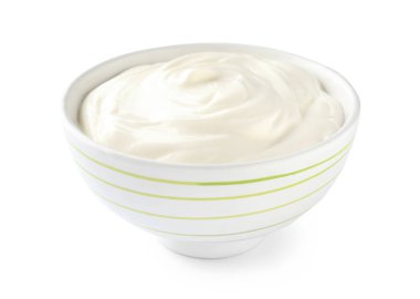 Beyaz zemin üzerine lezzetli yoğurt ile kase