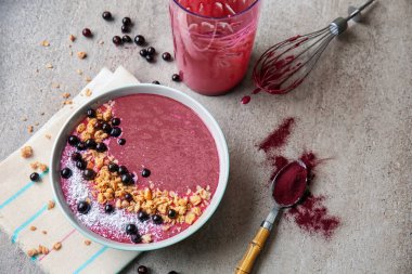 Lezzetli acai smoothie gri tablo ile kase