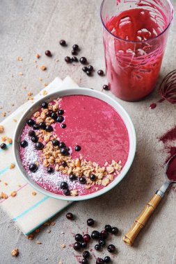 Lezzetli acai smoothie gri tablo ile kase