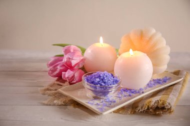 Beyaz masaya mumlar yanan ile güzel spa kompozisyon