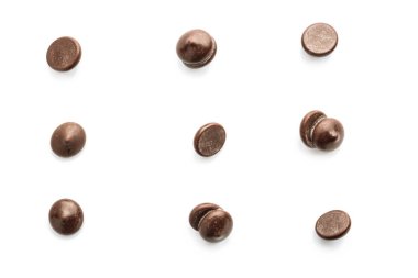 Beyaz arka plan üzerinde lezzetli çikolata cips