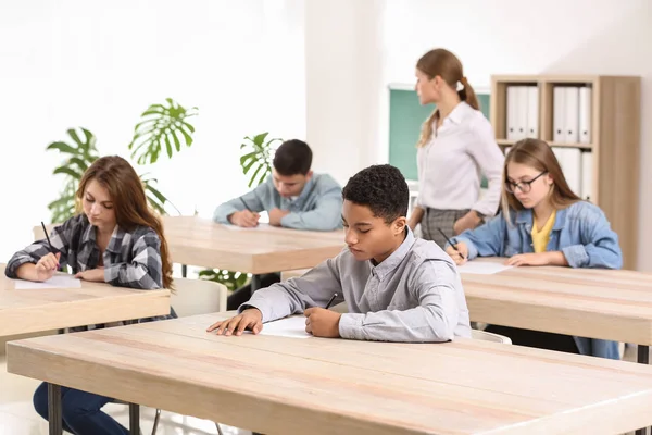 Tanulók iskolai halad teszt osztályteremben — Stock Fotó