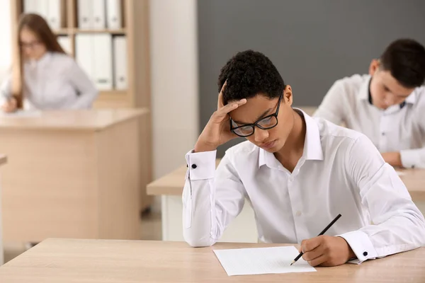 Chico afroamericano pasando la prueba de la escuela en el aula — Foto de Stock